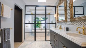Shower, hair dryer, bidet, towels