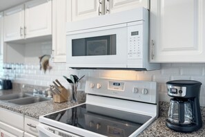 Fridge, microwave, oven, stovetop - LUXURY CONDO IN THE HEART OF GULF SHORES, GREAT FOR FAMILIES (Gulf Shores)