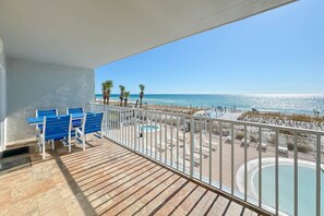 Outdoor dining - LUXURY CONDO IN THE HEART OF GULF SHORES, GREAT FOR FAMILIES (Gulf Shores)