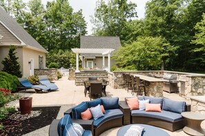 تناول الطعام بالخارج