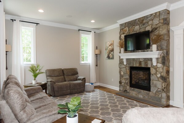 تلفزيون ذكي، مدفأة، تنس طاولة، كُتُب