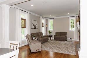 تلفزيون ذكي، مدفأة، تنس طاولة، كُتُب