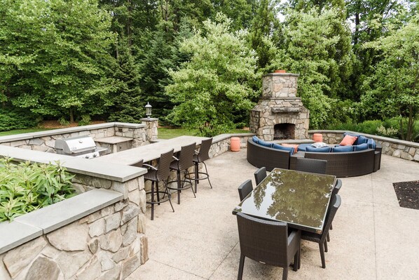 Outdoor dining - Spacious home in Lancaster County PA with awesome backyard (Gap)