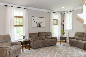 تلفزيون ذكي، مدفأة، تنس طاولة، كُتُب