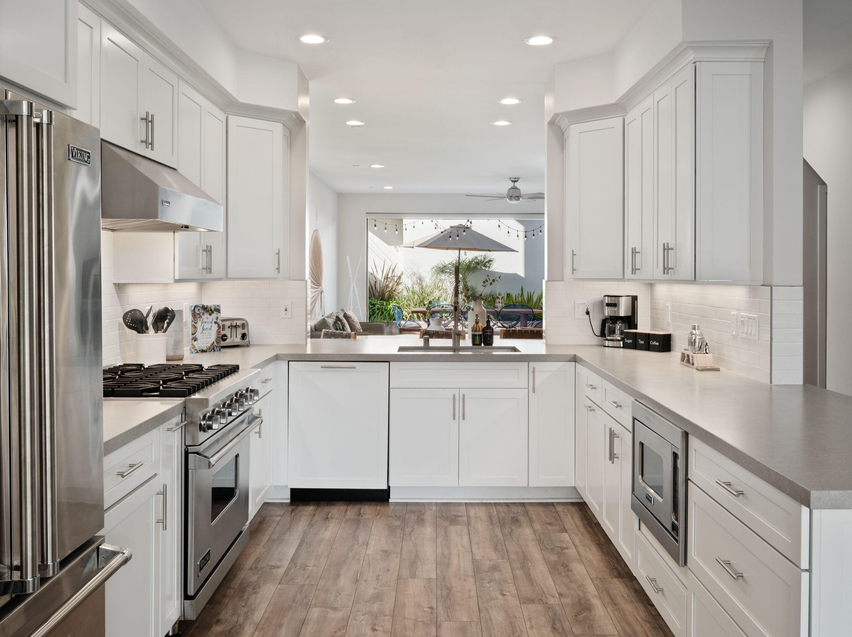 冷蔵庫、電子レンジ、オーブン  、コンロ