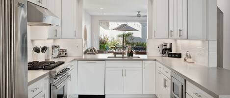 Frigorífico, microondas, horno y placa de cocina