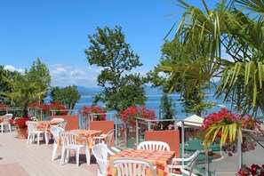 تناول الطعام بالخارج