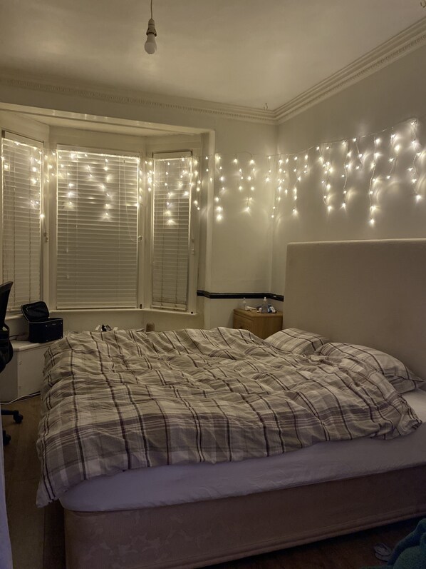 1 bedroom, WiFi - Main Bedroom in Garden Flat shared house (Guildford)