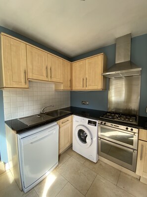 Dishwasher, cookware/dishes/utensils - Main Bedroom in Garden Flat shared house (Guildford)