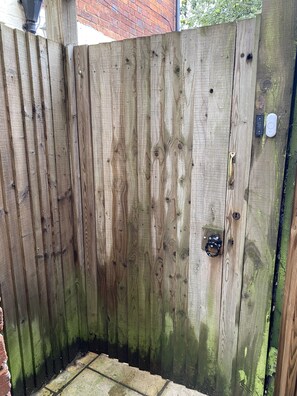 Property grounds - Main Bedroom in Garden Flat shared house (Guildford)