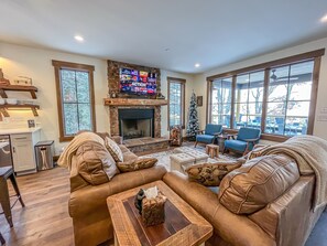 Smart TV, fireplace