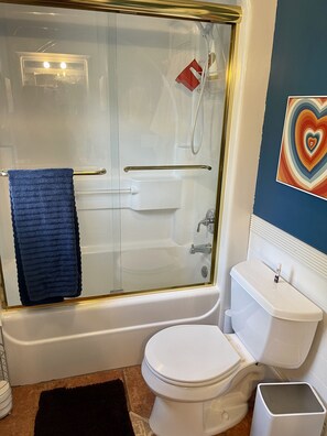 Douche, sèche-cheveux, serviettes fournies, savon