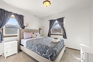 4 bedrooms, desk, free WiFi, bed sheets