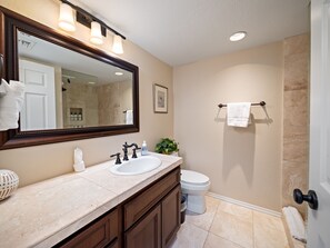 Douche, sèche-cheveux, serviettes fournies