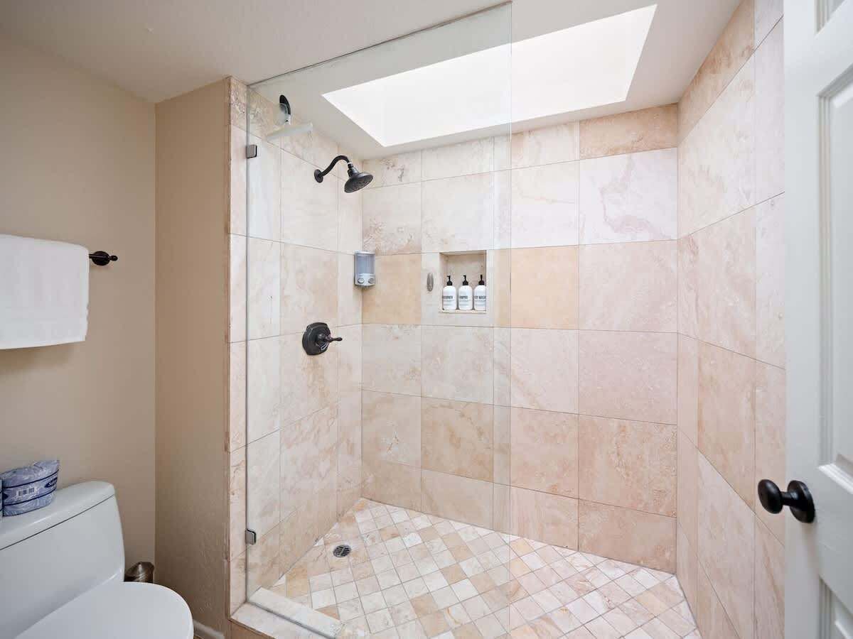 Een douche, een haardroger, handdoeken, shampoo