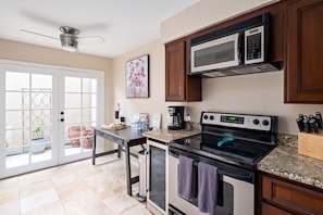 Refrigerador, microondas, horno, placa de cocina