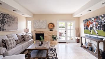 Télévision, cheminée, livres