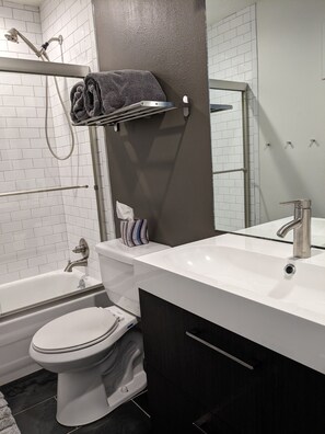 Dusche, Haartrockner, Handtücher, Seife