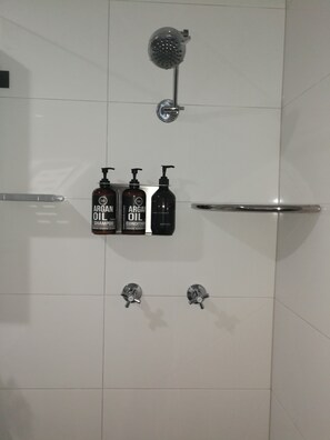 Dusche, Haartrockner, Handtücher, Seife