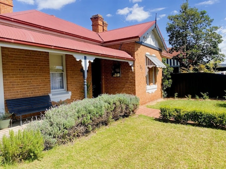 Exterior. Merala: cosy cottage with an easy stroll to CBD