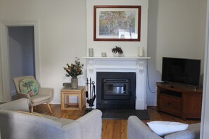 تلفزيون ذكي، مدفأة، كُتُب