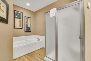 Combined shower/tub, towels