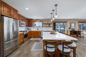 Fridge, microwave, oven, stovetop - Spacious, Private Home with Mountain Views - Mountain View Delight (Bozeman)