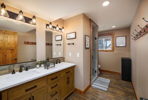 Combined shower/tub, eco-friendly toiletries, hair dryer, towels - Spacious, Private Home with Mountain Views - Mountain View Delight (Bozeman)