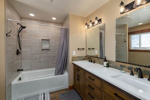 Combined shower/tub, eco-friendly toiletries, hair dryer, towels - Spacious, Private Home with Mountain Views - Mountain View Delight (Bozeman)
