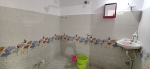 Douche, serviettes fournies, savon, shampoing