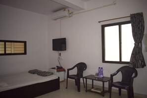 2 bedrooms, bed sheets - Independent bungalow in a city with village type of feeling. (Aurangabad)