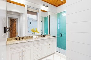 Maison, Plusieurs lits, accès à la piscine, vue sur l’océan | Salle de bain | Séchoir à cheveux, serviettes fournies