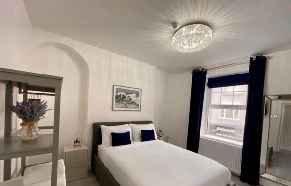 3 habitaciones, tabla de planchar con plancha y cuna de viaje 