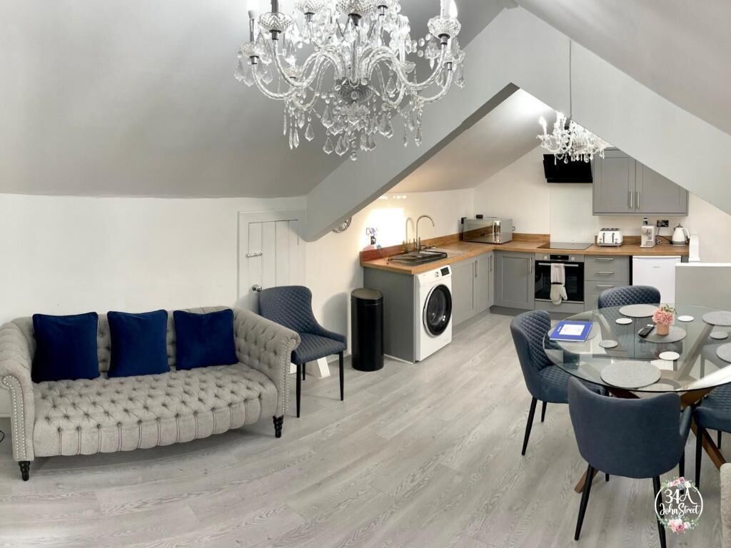 Um loft moderno com sala de jantar, cozinha e área de estar.