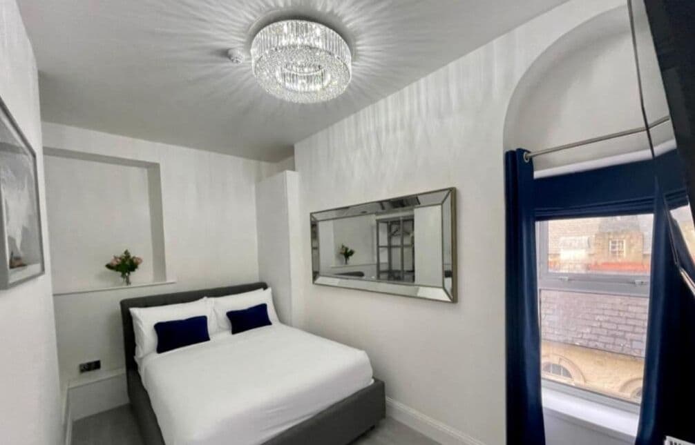 3 habitaciones, tabla de planchar con plancha y cuna de viaje 