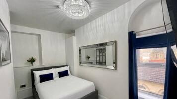 3 habitaciones, tabla de planchar con plancha y cuna de viaje