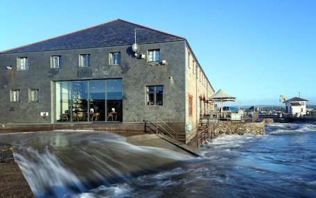 Exterior. 200m to Ocean, High Spec Town Centre Entire Flat, 3 Bedrooms, TVs All Rooms