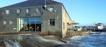 200m to Ocean, High Spec Town Centre Entire Flat, 3 Bedrooms, TVs All Rooms