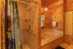 Combined shower/tub, towels