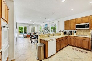 Fridge, microwave, oven, stovetop - All Inclusive-Flairbnb/Pool/Spa/Pool Table (Indio)