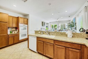 ثلاجة، ميكروويف، فرن، موقد طهي مسطح