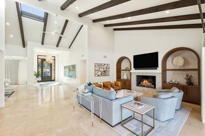 Fernseher, Kamin, Tischfußball