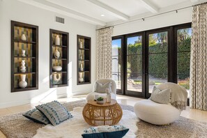 Fernseher, Kamin, Tischfußball