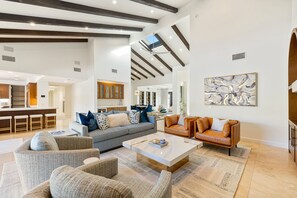 Téléviseur, foyer, table de baby-foot