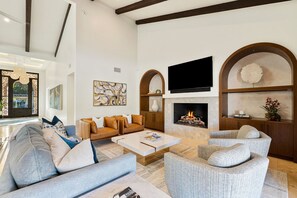 Téléviseur, foyer, table de baby-foot