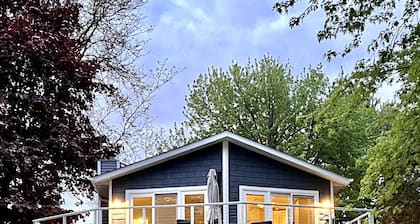 Modern Cottage on Green Lake -- four seasons of fun!