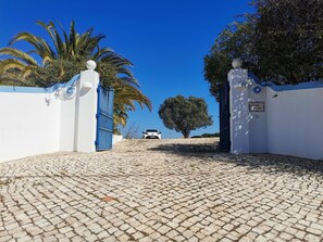 Property grounds - CASA DOS AVOS, Stylish vacation home in a nature reserve near the beach with pool (Lagoa)