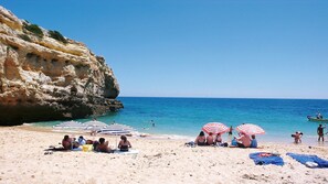 Plage à proximité, chaises longues