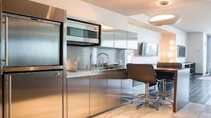 Refrigerador y utensilios de cocina