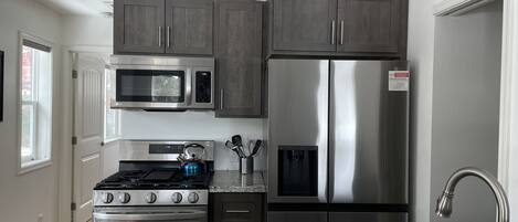 冷蔵庫、電子レンジ、オーブン、コンロ